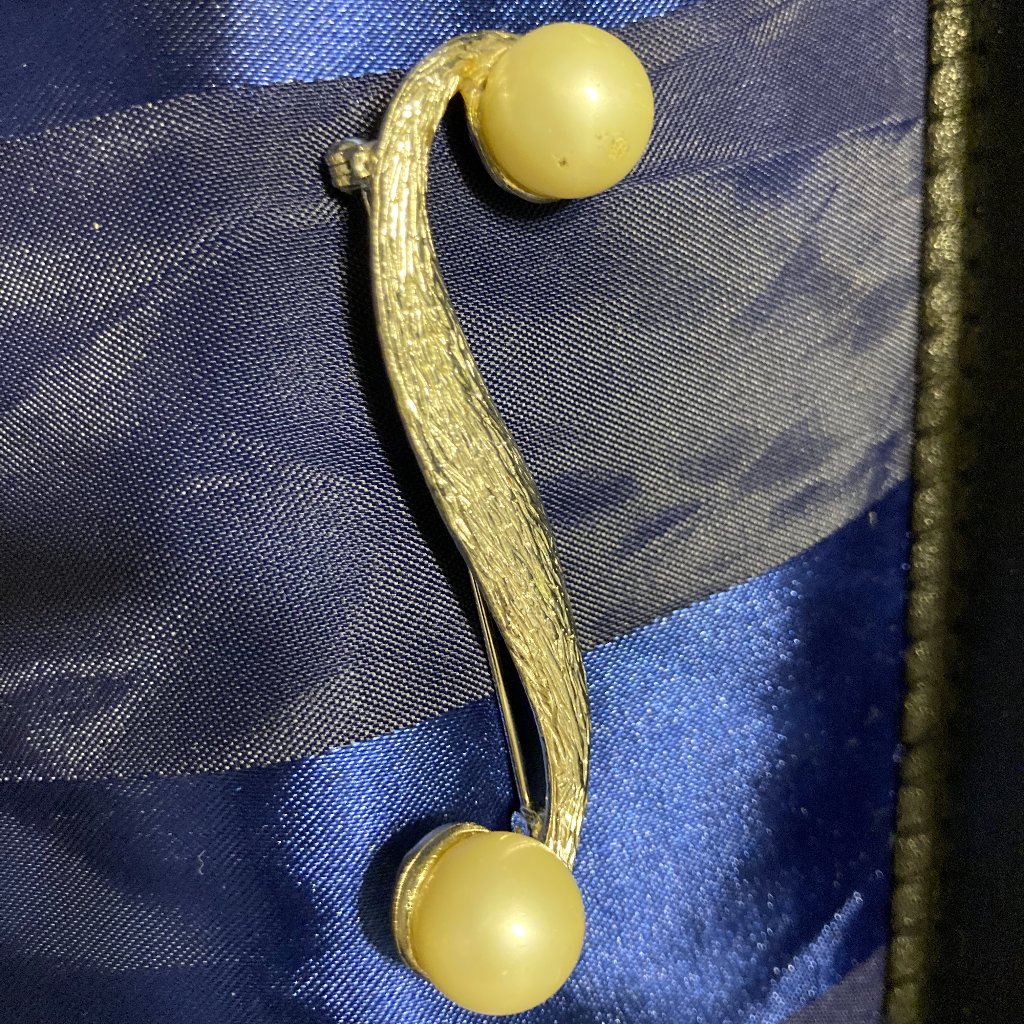 Lovely Tara Etched Silver Tone And Faux Pearl Brooch 15$
